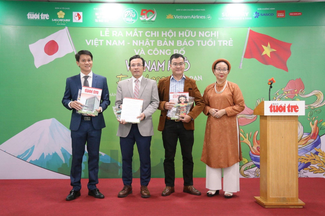 Đại diện Báo Tuổi Trẻ nhận quyết định thành lập Chi hội Hữu nghị Việt Nam - Nhật Bản - Ảnh: PHƯƠNG QUYÊN