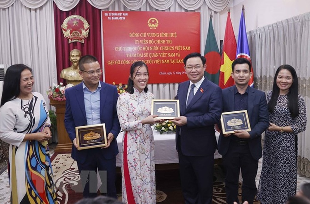 Chủ tịch Quốc hội Vương Đình Huệ gặp cộng đồng người Việt ở Bangladesh - 2