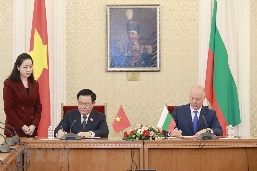 Chủ tịch Quốc hội Vương Đình Huệ và Chủ tịch Quốc hội Bulgaria Rosen Zhelyazkov ký Thỏa thuận hợp tác giữa hai Quốc hội. Ảnh: TTXVN