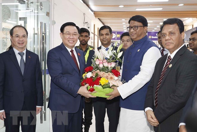 Chủ tịch Quốc hội Vương Đình Huệ đến Dhaka, bắt đầu chuyến thăm Bangladesh