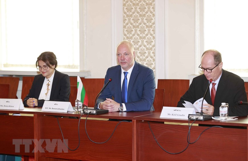 Chủ tịch Quốc hội Bulgaria Rosen Zhelyazkov (giữa) tại hội đàm. Ảnh: TTXVN