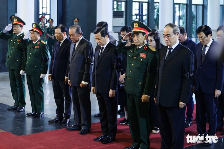 Đoàn Chính phủ do Phó thủ tướng Lê Minh Khái dẫn đầu vào viếng cố Thượng tướng Nguyễn Chí Vịnh - Ảnh: NGUYỄN KHÁNH