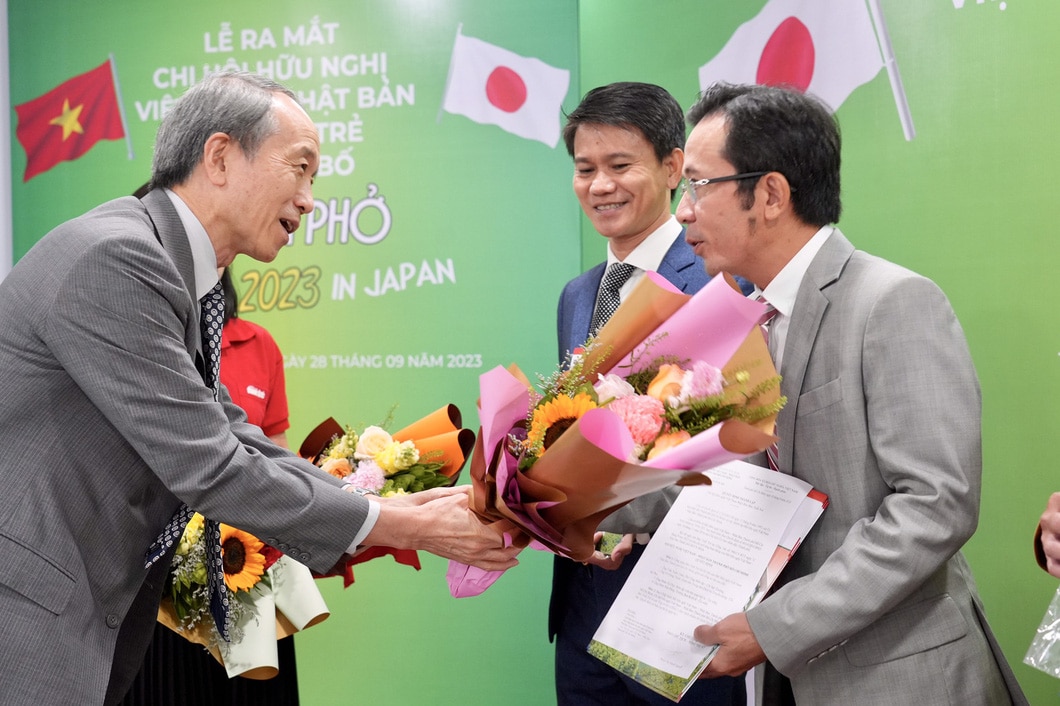 Ông Masuo Ono - tổng lãnh sự Nhật Bản tại TP.HCM và ông Trần Xuân Toàn, phó tổng biên tập báo Tuổi Trẻ (bìa phải), ông Võ Hùng Thuật,- giám đốc Trung tâm Dịch vụ Truyền thông báo Tuổi Trẻ (giữa) - Ảnh: PHƯƠNG QUYÊN