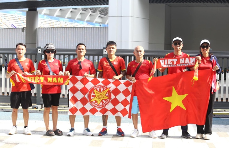 Người hâm mộ Việt Nam có mặt tại sân vận động để cổ vũ Olympic Việt Nam đấu Mông Cổ - Ảnh: ĐỨC KHUÊ