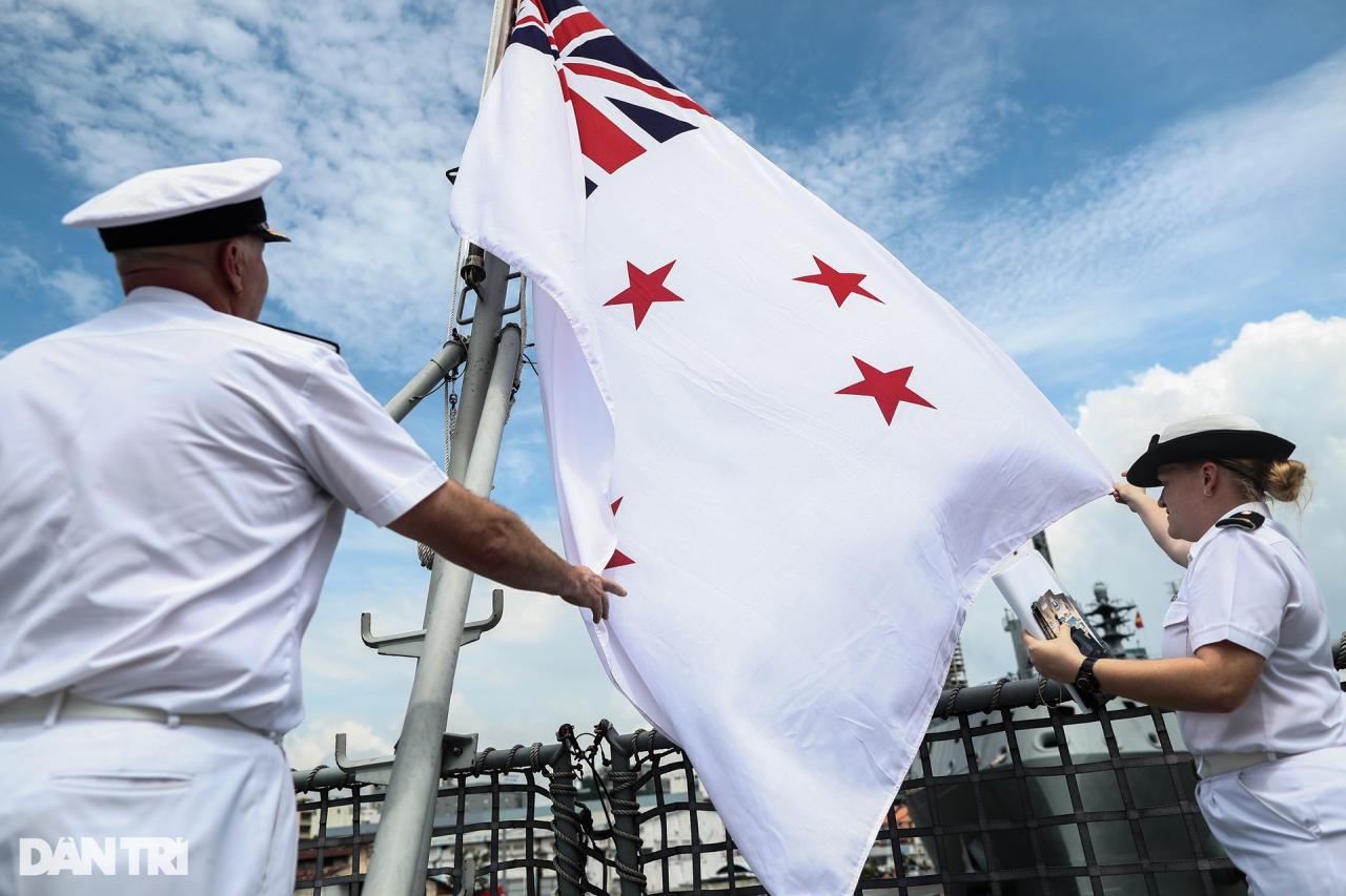 Tàu Hải quân Hoàng gia New Zealand cập cảng Sài Gòn - 5