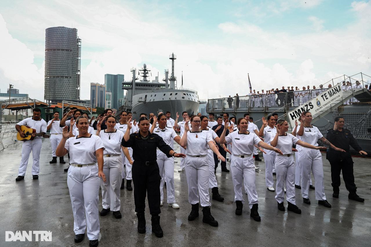 Tàu Hải quân Hoàng gia New Zealand cập cảng Sài Gòn - 6