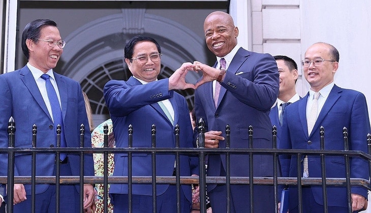 Thủ tướng Phạm Minh Chính gặp Thị trưởng New York Eric Adams và chứng kiến lễ ký Biên bản ghi nhớ thiết lập quan hệ kết nghĩa giữa thành phố New York và TP.HCM hôm 22-9  - Ảnh: TTXVN