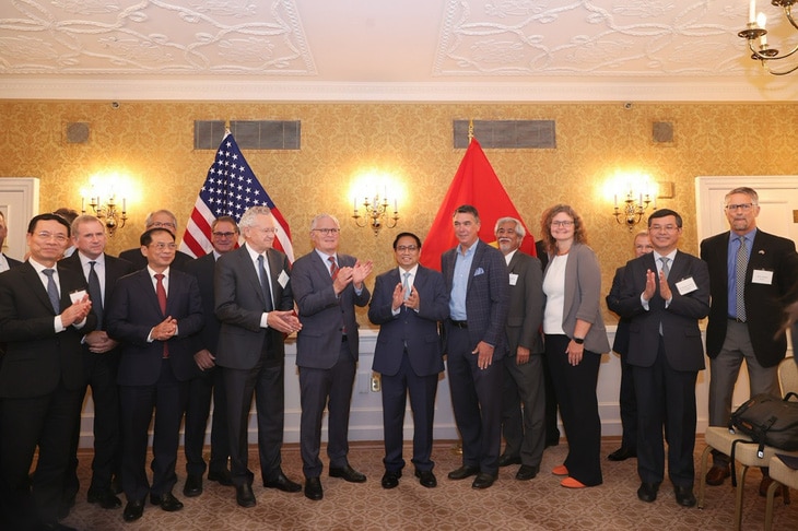 Thủ tướng Phạm Minh Chính cùng các bộ trưởng Việt Nam chụp ảnh với doanh nghiệp bán dẫn Mỹ - Ảnh: NHẬT BẮC