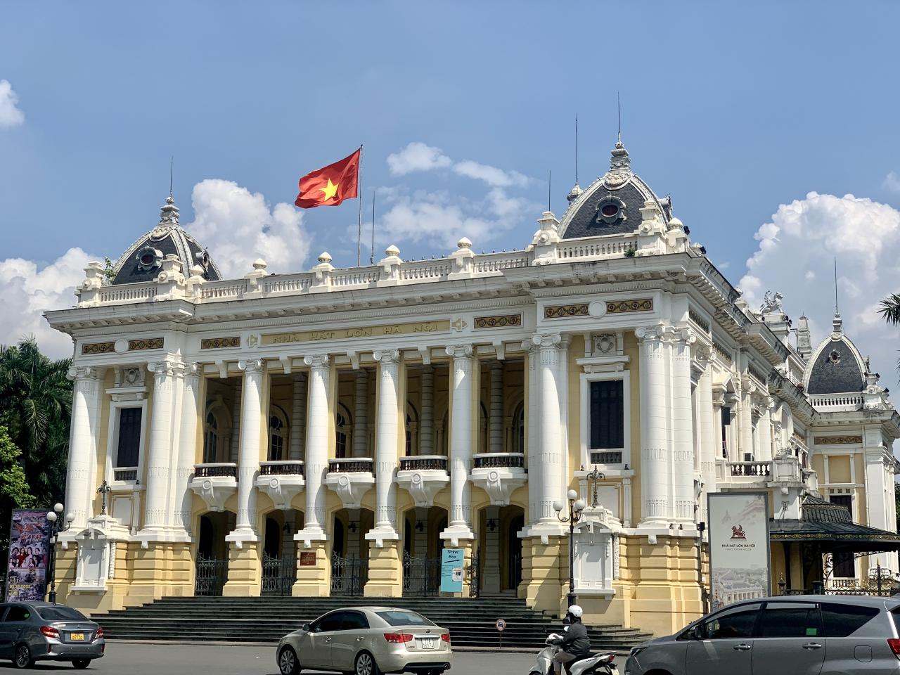 15h ngày 10.10.1954, Nhà hát lớn Hà Nội là nơi hồi còi báo hiệu lễ thượng cờ lịch sử vang lên. Đến nay, Nhà hát là một trong những trung tâm văn hoá quan trọng của Hà Nội. Nơi đây thường xuyên diễn ra các hoạt động văn hoá, nghệ thuật thu hút đông đảo thực khách. Ảnh: Nhật Minh