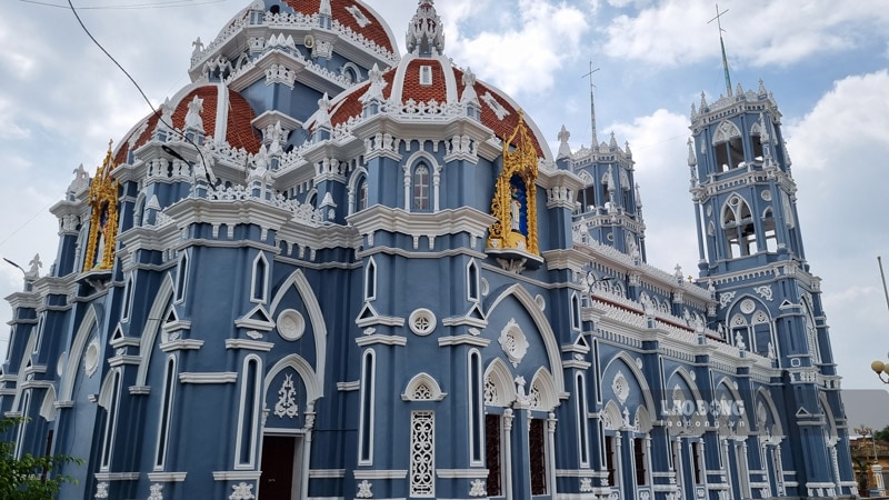 Được xây dựng vào năm 1936, nhà thờ giáo họ Xuân Minh (xã Hải Xuân, huyện Hải Hậu) có tổng diện tích khoảng 3.600 m2. Nhà thờ dài 40 m, rộng 12 m.