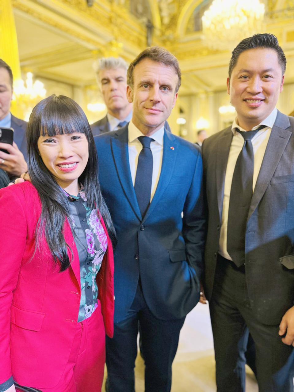 Vợ chồng Stéphanie Đỗ và Tổng thống Pháp Emmanuel Macron (giữa)