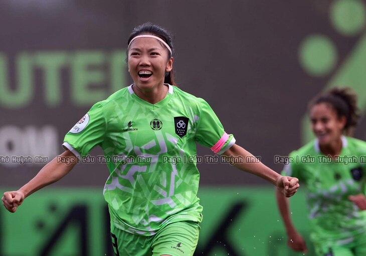 Huỳnh Như ăn mừng bàn thắng ở mùa giải mới - Ảnh: FBNV