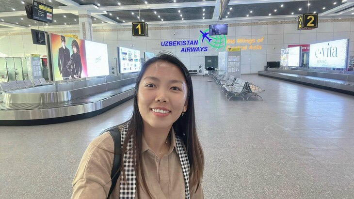 Huỳnh Như tại sân bay Uzbekistan - Ảnh: FBNV
