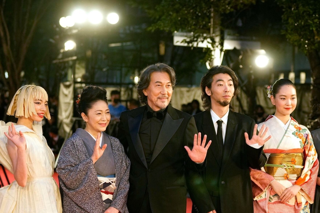 Đoàn làm phim Perfect days của Nhật Bản trên thảm đỏ liên hoan phim - Ảnh: AP