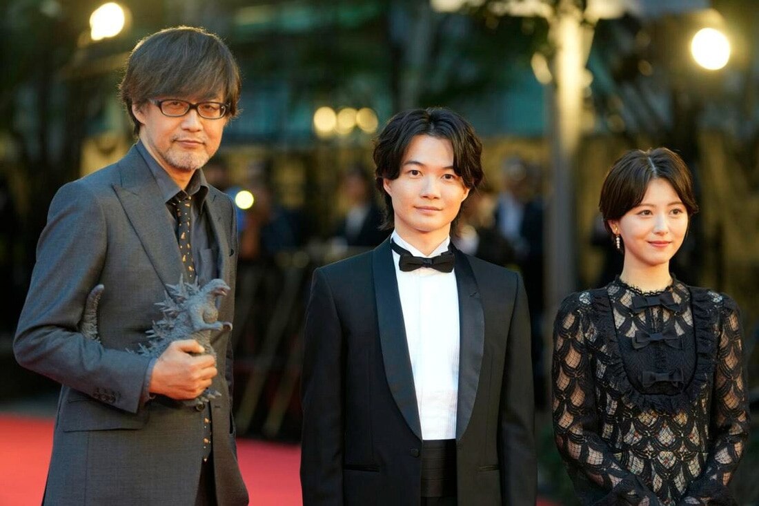 Đạo diễn Takashi Yamazaki (bìa trái) và nam diễn viên Ryunosuke Kamiki, nữ diễn viên Minami Hamab của phim Godzilla Minus One trên thảm đỏ khai mạc - Ảnh: AP