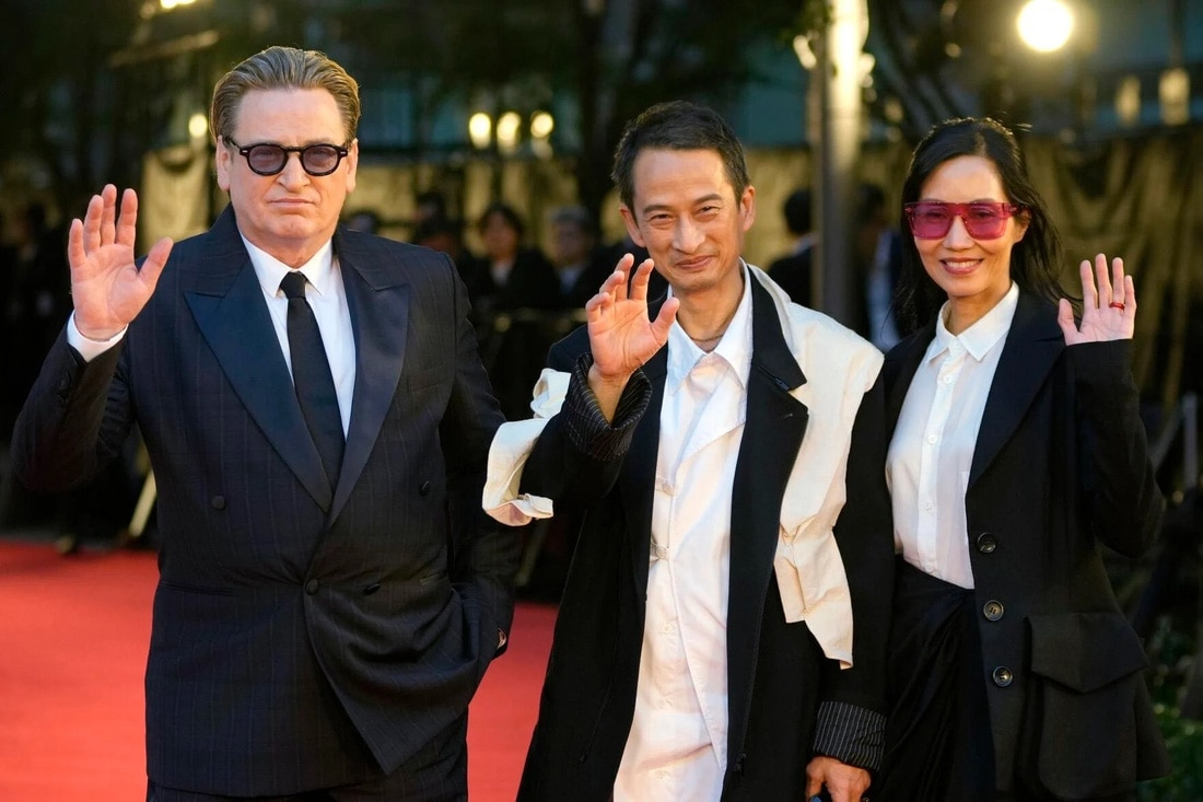 Đạo diễn Trần Anh Hùng (giữa) cùng vợ Trần Nữ Yên Khê và tài tử Pháp Benoit Magimel của phim The Pot-au-Feu trên thảm đỏ Liên hoan phim Tokyo lần thứ 36 - Ảnh: AP