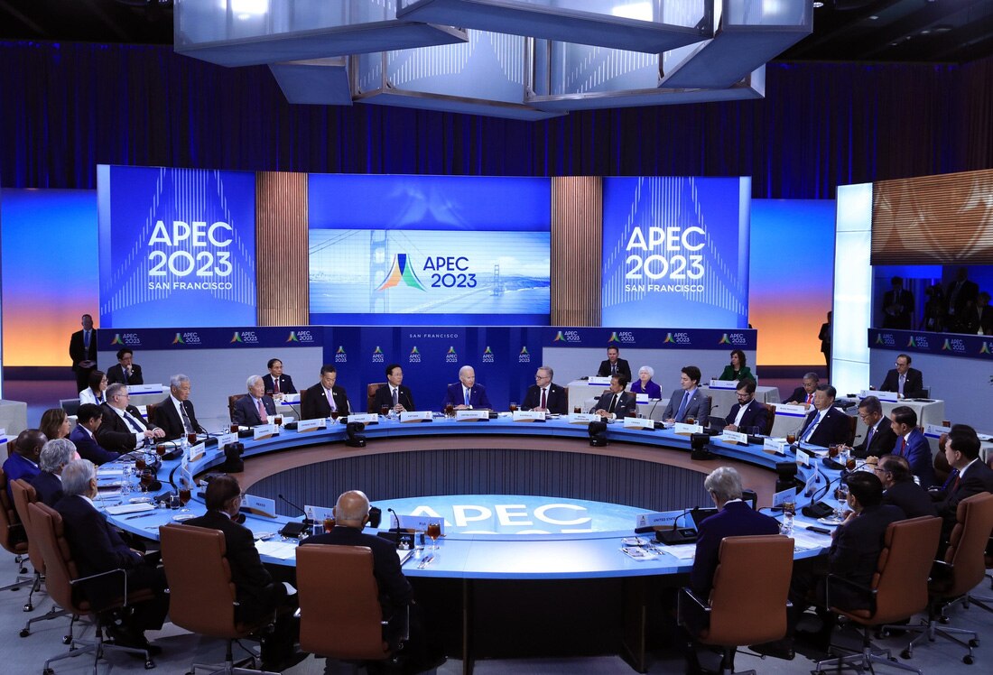 Toàn cảnh cuộc đối thoại của các lãnh đạo kinh tế APEC với khách mời - Ảnh: TUẤN ANH