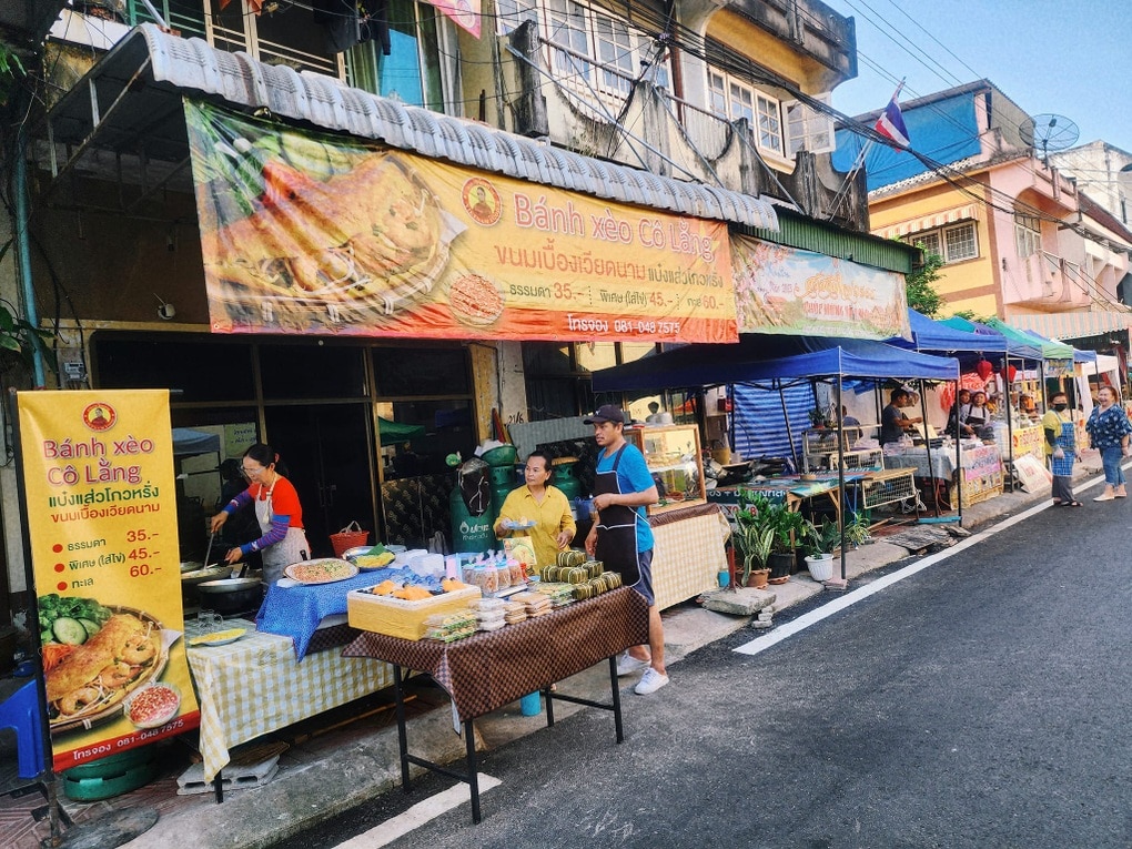 Khu phố người Việt đầu tiên ở Thái Lan bày bán những món đặc sản gì? - 1