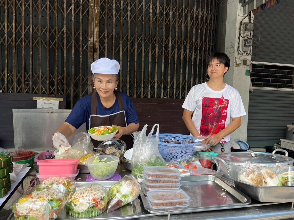 Khu phố người Việt đầu tiên ở Thái Lan bày bán những món đặc sản gì? - 2