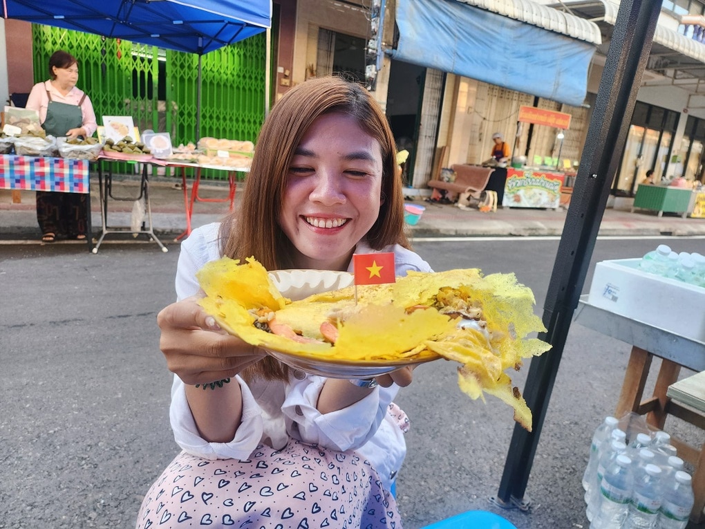 Khu phố người Việt đầu tiên ở Thái Lan bày bán những món đặc sản gì? - 4