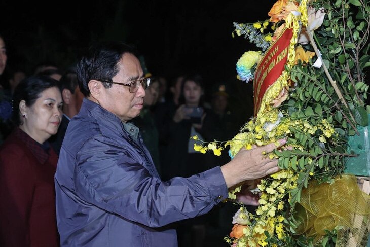 Thủ tướng và đoàn công tác dâng hương tại Nhà bia tưởng niệm các anh hùng, liệt sĩ tại xã Ma Li Pho, huyện Phong Thổ - Ảnh: NHẬT BẮC