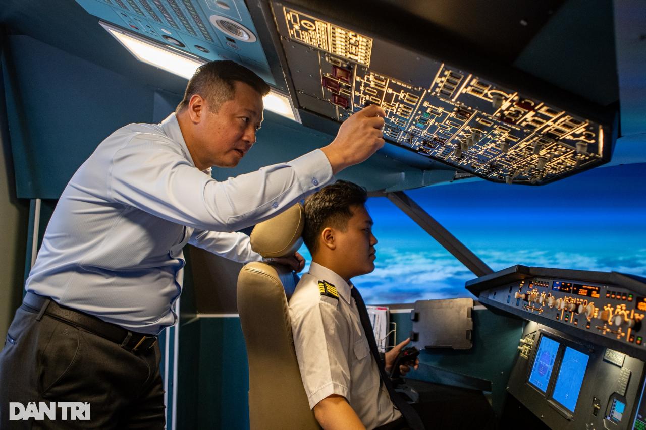 Người Hà Nội chi tiền triệu lái máy bay Airbus cảm giác rung lắc như thật - 1