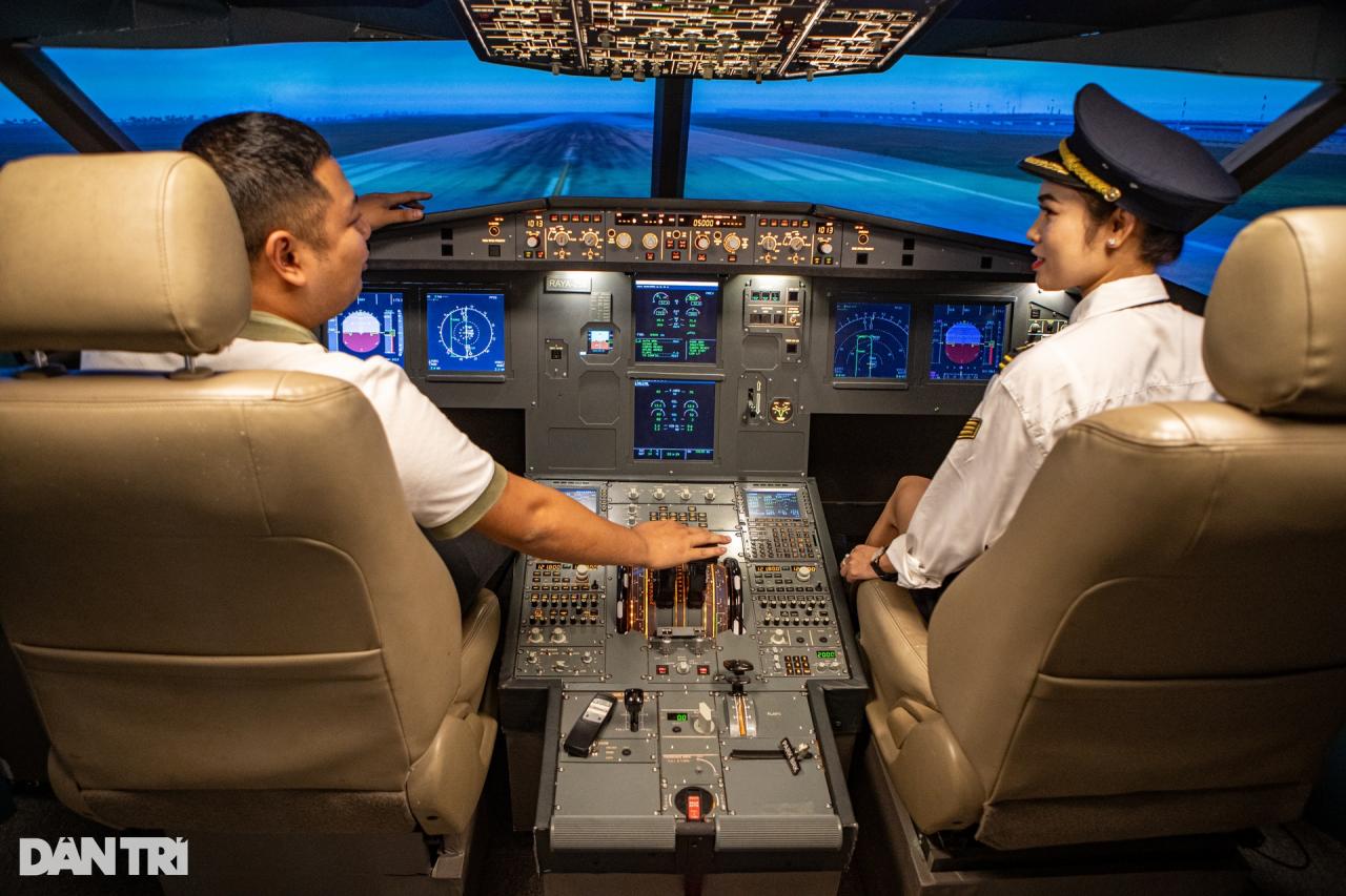 Người Hà Nội chi tiền triệu lái máy bay Airbus cảm giác rung lắc như thật - 9