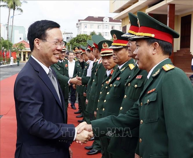 President Vo Van Thuong visits and works at Military Region 5 - Vietnam.vn