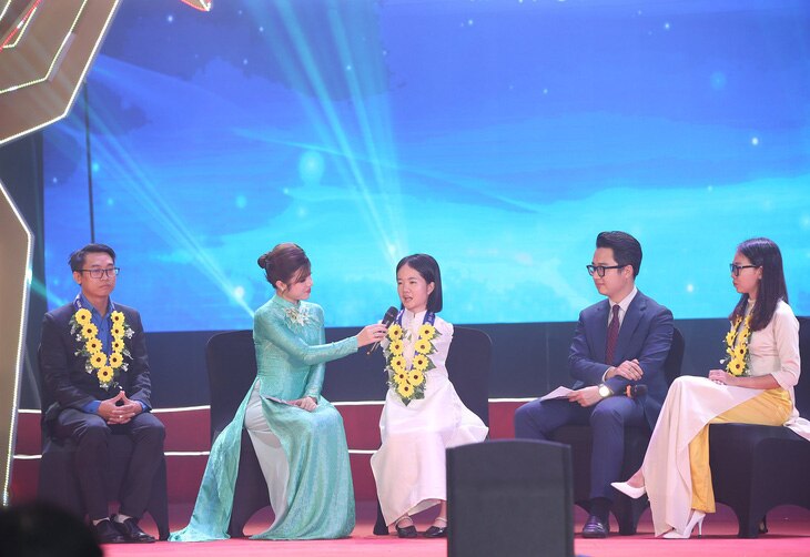 'Armless teacher' receives Youth Living Beautifully award - Vietnam.vn