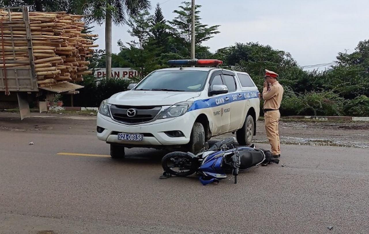 Motorrad kollidierte mit Verkehrspolizeiauto, 1 junger Mann starb 