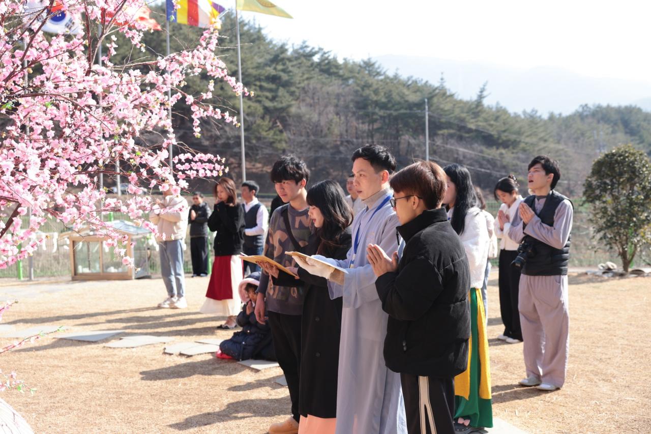 Đầu năm tới ngôi chùa thuần Việt trên đất Hàn Quốc cầu an - 11