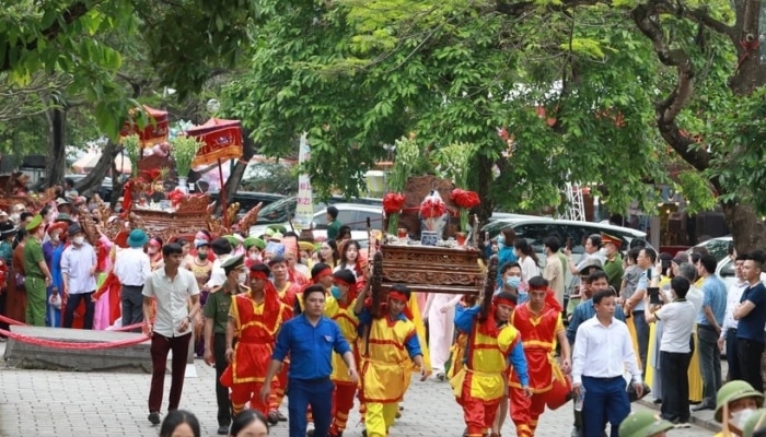 Tưng bừng lễ hội truyền thống động Hoa Lư - Vietnam.vn