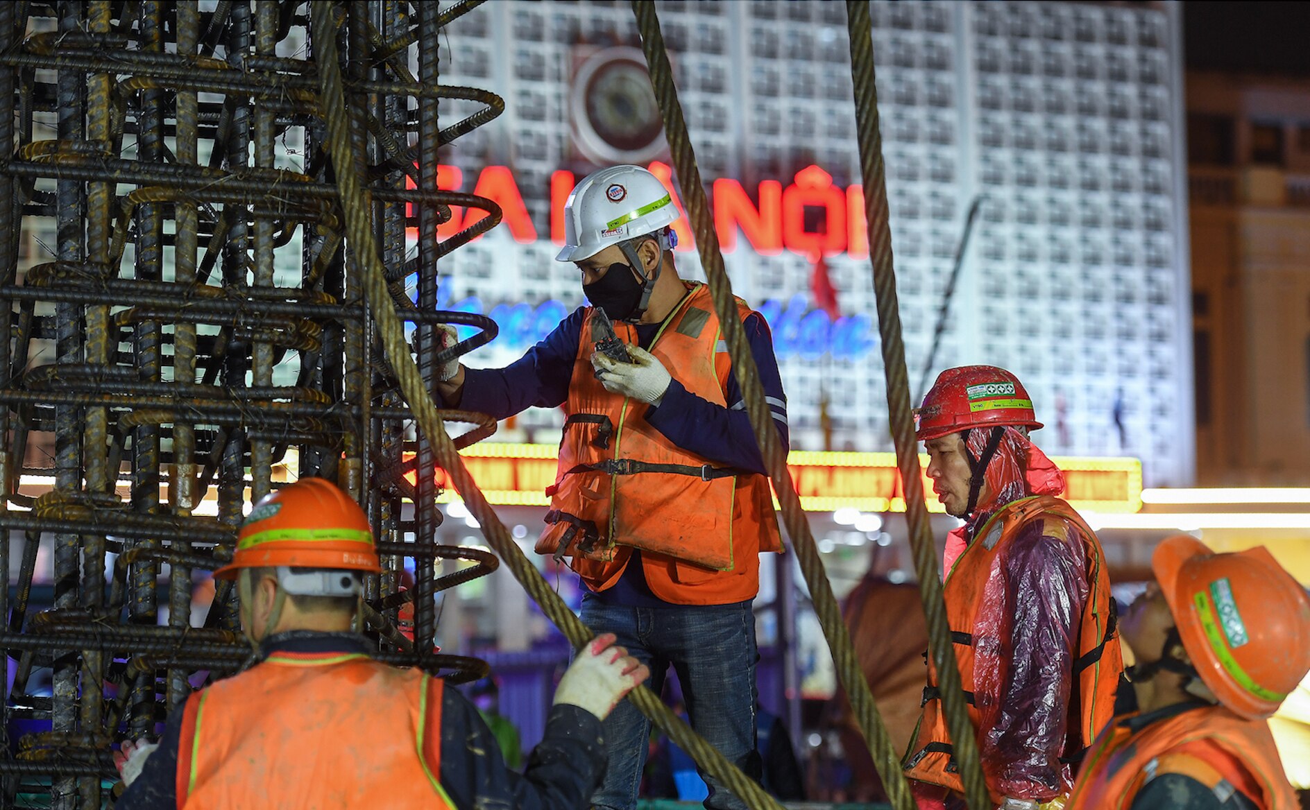 Metro underground station construction workers 'race' for Tet - Vietnam.vn