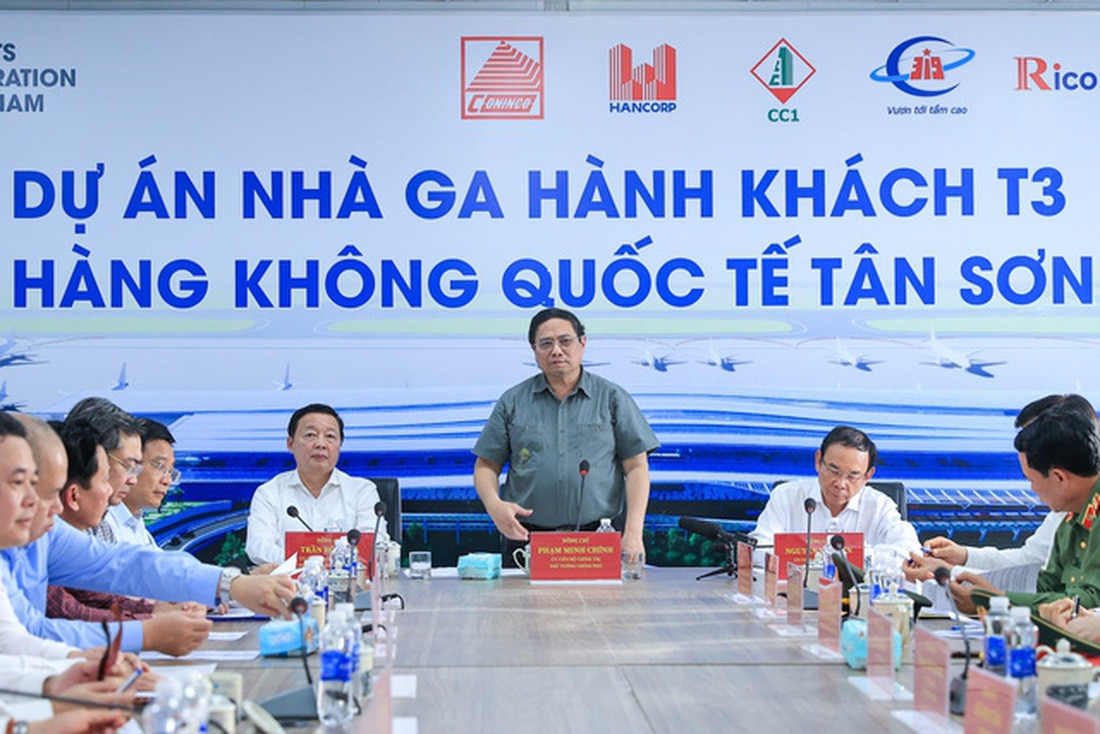 Thủ tướng làm việc với lãnh đạo Chính phủ, lãnh đạo TP.HCM và các bộ ngành, đơn vị liên quan dự án nhà ga hành khách T3 Tân Sơn Nhất (TP.HCM) - Ảnh: VGP