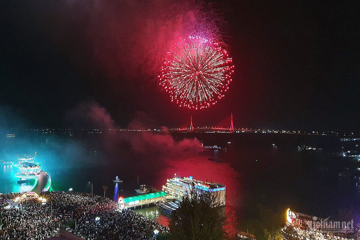 Brillantes fuegos artificiales dan la bienvenida al nuevo año Giap Thin  2024 