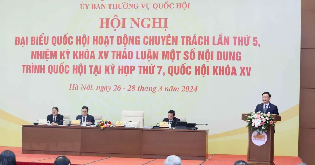 Le président de l'Assemblée nationale, Vuong Dinh Hue, a pris la parole à l'ouverture de la conférence. (Photo : Nhan Sang/VNA)