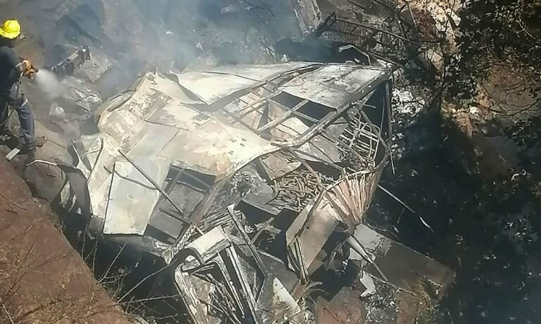 Xe buýt lao khỏi cầu ở Nam Phi, 45 người thiệt mạng
