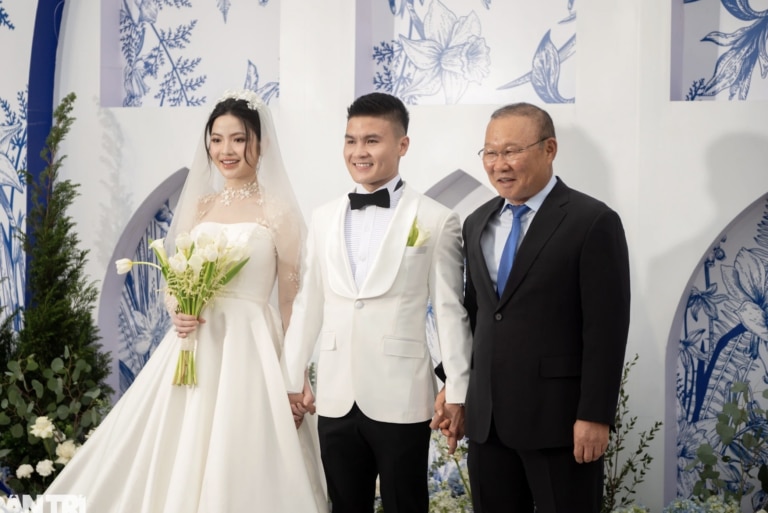 HLV Park Hang Seo, vợ chồng Văn Hậu dự lễ cưới Quang Hải