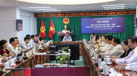 Ông Lữ Quang Ngời- Chủ tịch UBND tỉnh cùng các đại biểu tham dự hội nghị tại điểm cầu tỉnh Vĩnh Long,