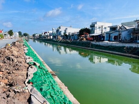 Sông Kinh Cụt trong lòng phố đang được thi công hoàn thành, trả lại mỹ quan.