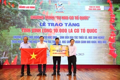 Nguyên Phó Thủ tướng Thường trực Chính phủ Trương Hòa Bình và lãnh đạo Báo Người Lao động trao cờ cho tỉnh Vĩnh Long.