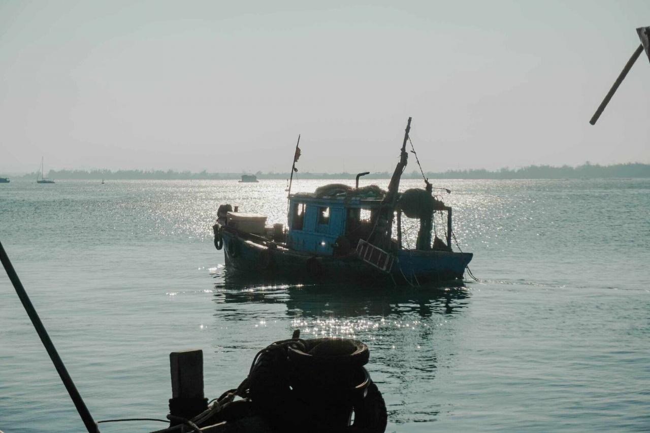 Phước Tỉnh được thiên nhiên ưu ái khi sở hữu địa hình khá đặc biệt. Làng chài này nổi bật với dải đất nhô hẳn ra phía biển tạo thành hình lưỡi cày ba mặt giáp biển. Nước biển trong, bãi biển thoải nhưng chưa bị khai thác du lịch quá nhiều nên vẫn giữ nguyên nét hoang sơ. Ảnh: Nguyễn Chí Kiệt